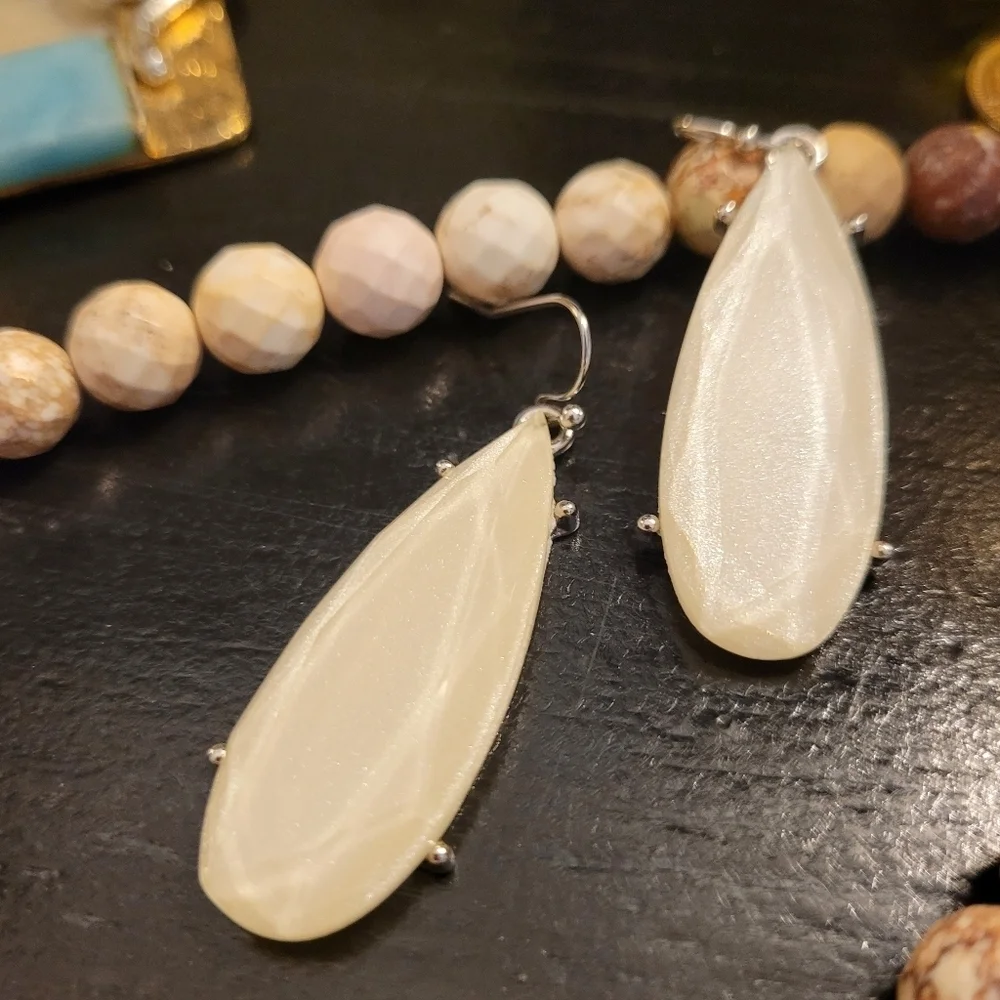 Irresdescent Ivory Teardrop Dangle Silver Earrings
